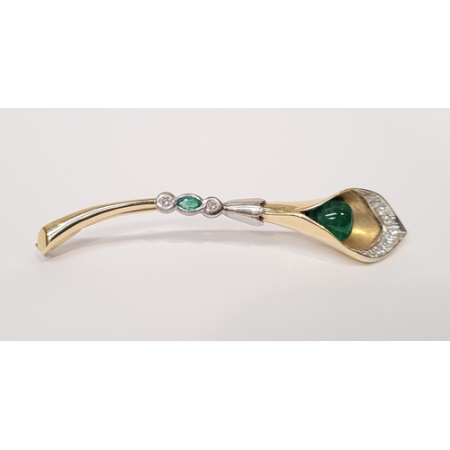 19 - A STUNNING 18CT YELLOW GOLD PLATINUM DIAMOND & EMERALD CALLA LILY BROOCH, in the form of a lily flow... 