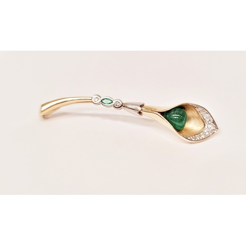 19 - A STUNNING 18CT YELLOW GOLD PLATINUM DIAMOND & EMERALD CALLA LILY BROOCH, in the form of a lily flow... 