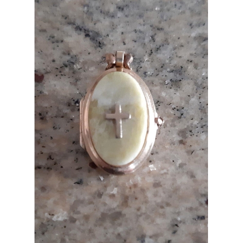 112 - A 14CT GOLD OVAL RELIGIOUS LOCKET, set with mother of pearl to front, weight: 0.15oz approx.