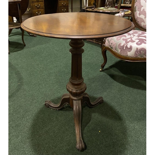 152 - AN ANTIQUE MAHOGANY CIRCULAR OCCASSIONAL TABLE, on turned column support atop tripod base with cabri... 