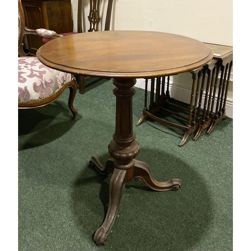 152 - AN ANTIQUE MAHOGANY CIRCULAR OCCASSIONAL TABLE, on turned column support atop tripod base with cabri... 