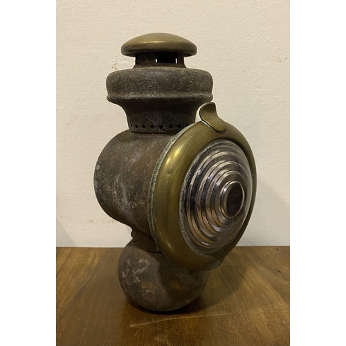 177 - AN INTERESTING ANTIQUE BRASS LOT TO INCLUDE (i) An antique ‘Model T’ style kerosene head lamp, (ii) ... 