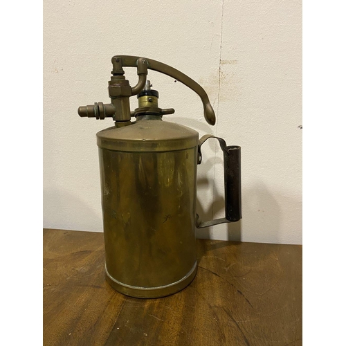 177 - AN INTERESTING ANTIQUE BRASS LOT TO INCLUDE (i) An antique ‘Model T’ style kerosene head lamp, (ii) ... 