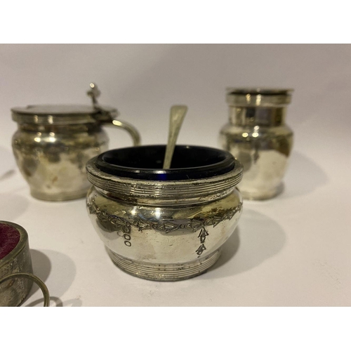 186 - A SILVER & SILVER PLATED LOT TO INCLUDE A CONDIMENT SET, Marked EPMB, two with blue glass liners, (i... 