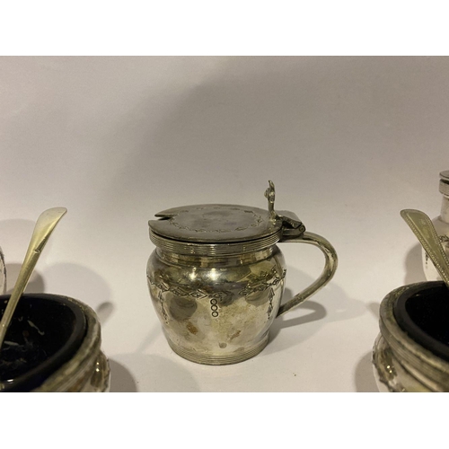 186 - A SILVER & SILVER PLATED LOT TO INCLUDE A CONDIMENT SET, Marked EPMB, two with blue glass liners, (i... 