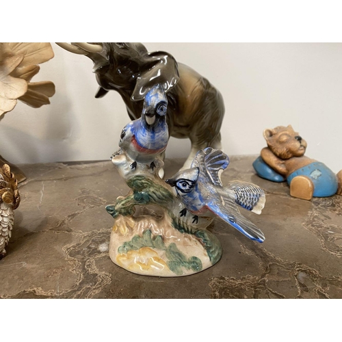 215 - A COLLECTION OF VINTAGE ANIMAL FIGURINES TO INCLUDE A PAIR OF VINTAGE MELBA WARE ENGLAND BORDER COLL... 