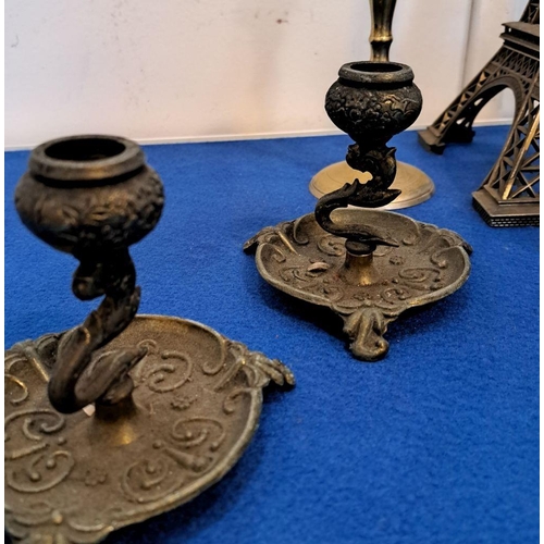 223 - A MISCELLANEOUS ORNAMENTAL BRASS LOT to include model of the Eiffel Tower, couple of frogs on bench,... 