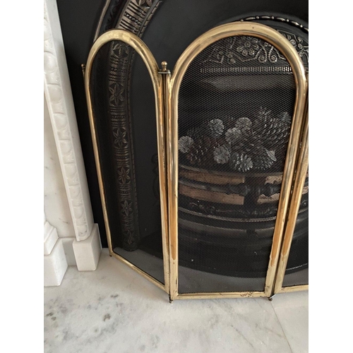 30 - A FOUR SCREEN HEAVY BRASS FIRE GUARD, arched form, dimensions: when open: 88cm x 62cm high approx.