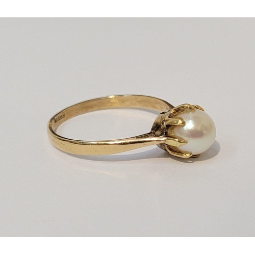 41 - A PRETTY 18CT YELLOW GOLD SOUTH SEA PEARL SOLITAIRE RING, the pearl is set in a raised crown setting... 