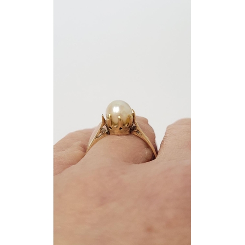 41 - A PRETTY 18CT YELLOW GOLD SOUTH SEA PEARL SOLITAIRE RING, the pearl is set in a raised crown setting... 