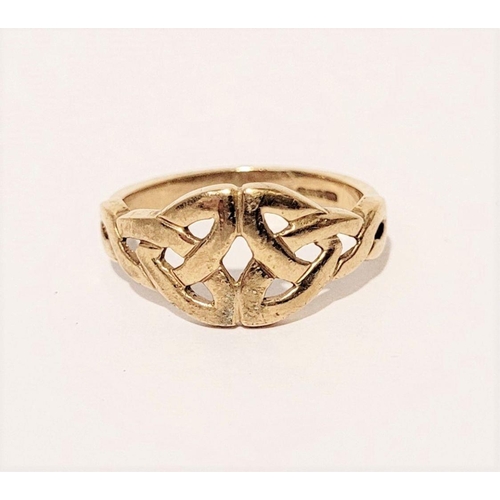 49 - A BEAUTIFUL 9CT GOLD CELTIC RING DECORATED WITH A CELTIC KNOT and marked 375 to the interior, comes ... 