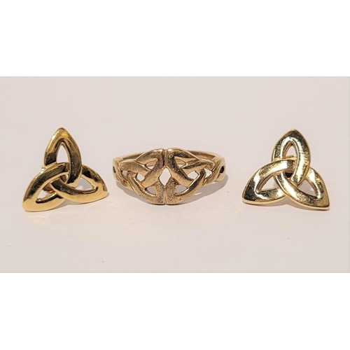 49 - A BEAUTIFUL 9CT GOLD CELTIC RING DECORATED WITH A CELTIC KNOT and marked 375 to the interior, comes ... 