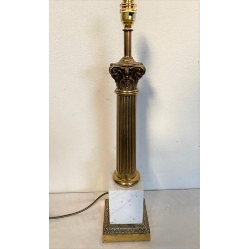 5 - A FINE CORINTHIUM COLUMN BRASS TABLE LAMP, with fluted support atop marble base. Dimensions: 60cm hi... 