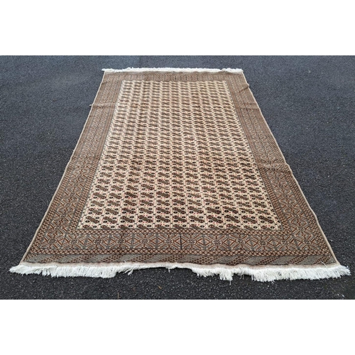 63 - A VERY GOOD QUALITY PAKISTANI MADE PERSIAN DESIGIN FLOOR RUG, with a repeat pattern all over; overal... 