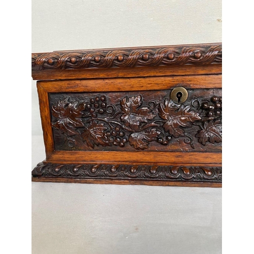 64 - AN EXCELLENT QUALITY CARVED OAK JEWELLERY BOX, with carved grapevine panels to top and sides, with s... 