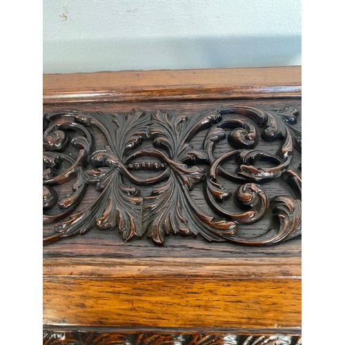 64 - AN EXCELLENT QUALITY CARVED OAK JEWELLERY BOX, with carved grapevine panels to top and sides, with s... 