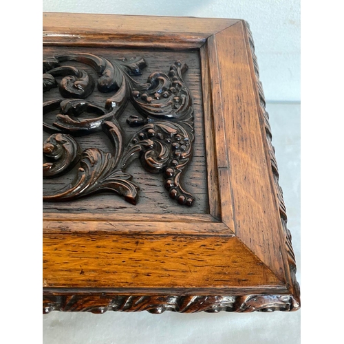 64 - AN EXCELLENT QUALITY CARVED OAK JEWELLERY BOX, with carved grapevine panels to top and sides, with s... 
