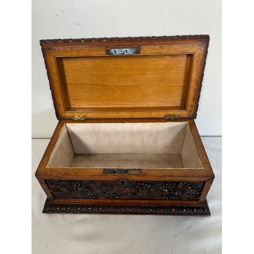 64 - AN EXCELLENT QUALITY CARVED OAK JEWELLERY BOX, with carved grapevine panels to top and sides, with s... 