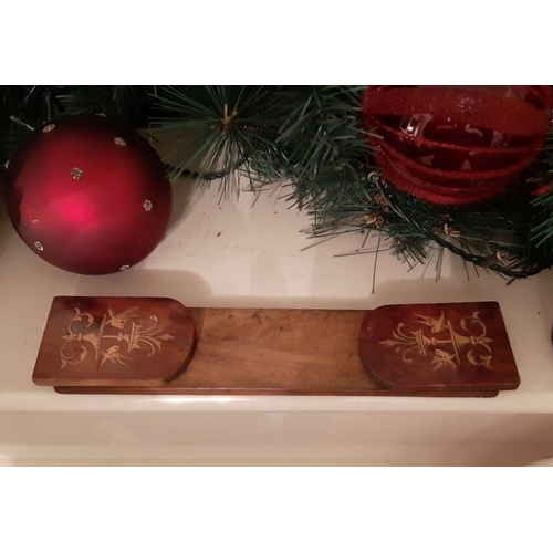 91 - AN EDWARDIAN INLAID WALNUT BOOK SLIDE, the hinged side book supports are decorated with foliage desi... 
