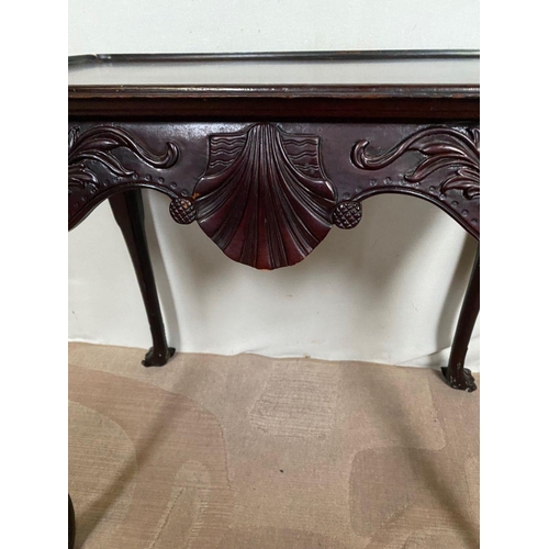 102 - AN EXCELLENT IRISH STYLE MAHOGANY SILVER TABLE, with shaped and carved frieze, including shell to ce... 