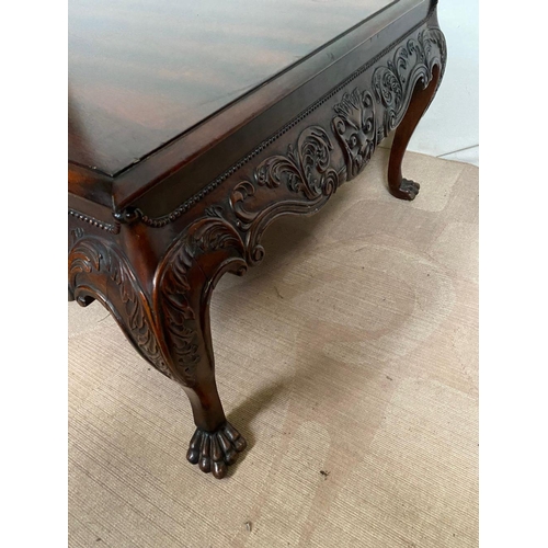 134 - A GOOD QUALITY IRISH STYLE MAHOGANY COFFEE TABLE, with beading above shaped and carved frieze, stand... 