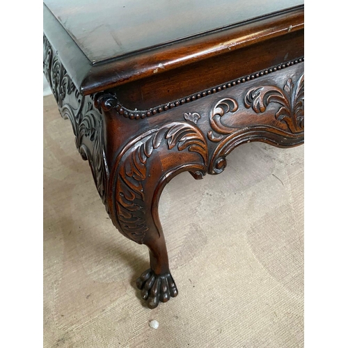 134 - A GOOD QUALITY IRISH STYLE MAHOGANY COFFEE TABLE, with beading above shaped and carved frieze, stand... 