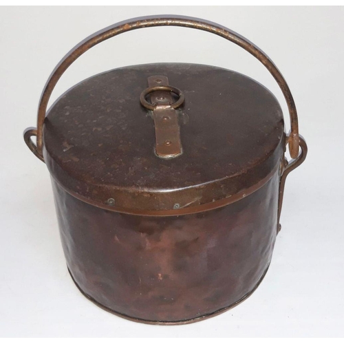 154 - A LARGE ARTS & CRAFTS COPPER PAN, complete with lid, dimensions: 28cm diameter x 20cm high approx.