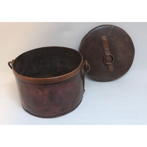 154 - A LARGE ARTS & CRAFTS COPPER PAN, complete with lid, dimensions: 28cm diameter x 20cm high approx.