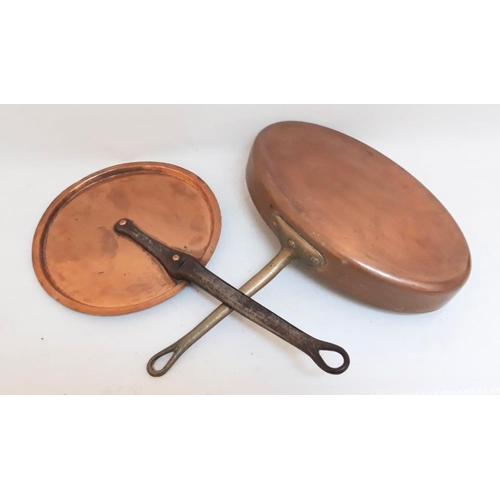 156 - A UNIQUE VINTAGE OVAL COPPER PAN, with brass handle, complete with a 19th Century copper pan lid wit... 