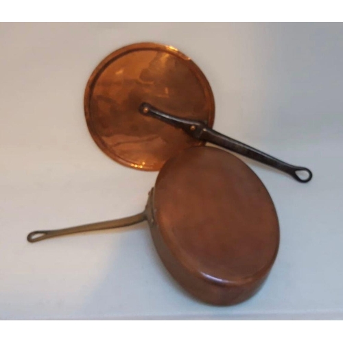 156 - A UNIQUE VINTAGE OVAL COPPER PAN, with brass handle, complete with a 19th Century copper pan lid wit... 