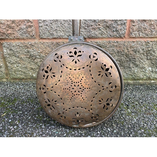 167 - AN ANTIQUE COPPER BED WARMER, with pierced openwork design, hinged lid, attached to wooden handle, d... 