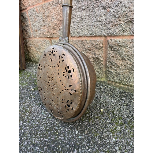 167 - AN ANTIQUE COPPER BED WARMER, with pierced openwork design, hinged lid, attached to wooden handle, d... 