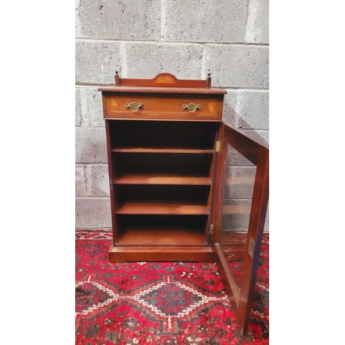 31 - A GOOD QUALITY MAHOGANY INLAID EDWARDIAN MUSIC / DISPLAY CABINET, with raised back gallery decorated... 