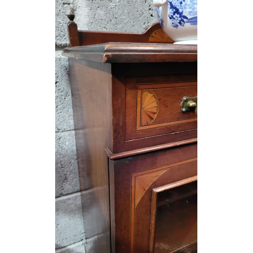 31 - A GOOD QUALITY MAHOGANY INLAID EDWARDIAN MUSIC / DISPLAY CABINET, with raised back gallery decorated... 