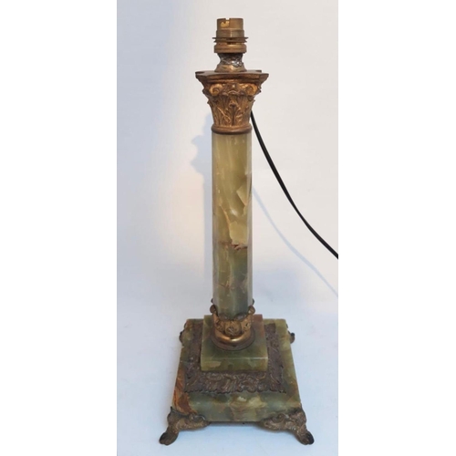 35 - AN EXCELLENT EARLY 20TH CENTURY GREEN MARBLE & GILDED BRASS TABLE LAMP, with column support surround... 