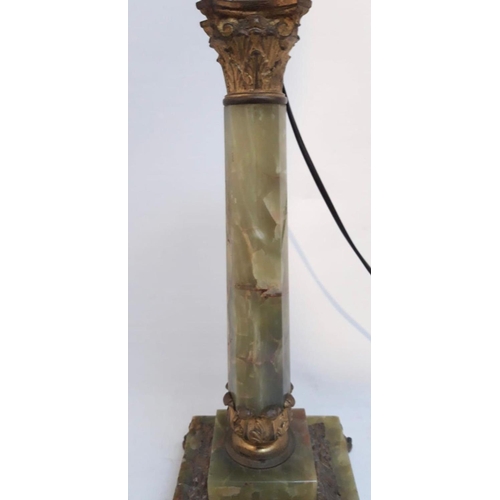 35 - AN EXCELLENT EARLY 20TH CENTURY GREEN MARBLE & GILDED BRASS TABLE LAMP, with column support surround... 