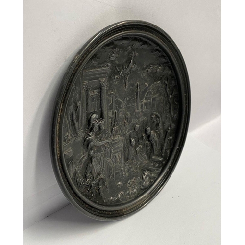 36 - A 19TH CENTURY BRONZE NEO-CLASSICAL BRONZE PLAQUE, relief decorated with Roman scene of figures cour... 