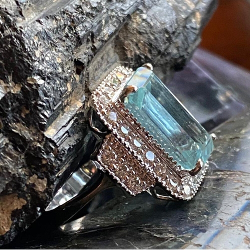 52 - A MAGNIFICENT WHITE GOLD AQUAMARINE & DIAMOND RING, 7.59ct aquamarine surrounded by brilliant cut di... 