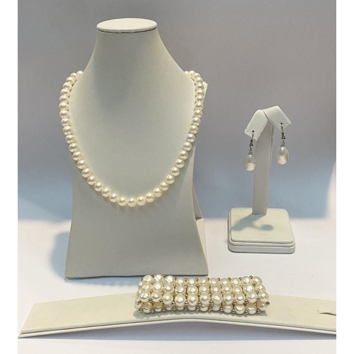 61 - AN IMITATION PEARL JEWELLERY LOT to include (i) a necklace with decorative clasp, possibly silver, (... 