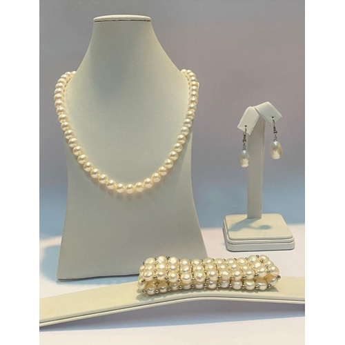 61 - AN IMITATION PEARL JEWELLERY LOT to include (i) a necklace with decorative clasp, possibly silver, (... 