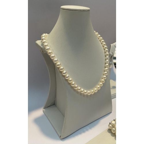 61 - AN IMITATION PEARL JEWELLERY LOT to include (i) a necklace with decorative clasp, possibly silver, (... 