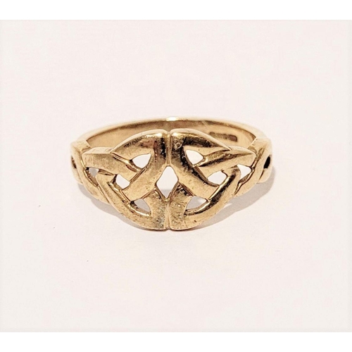 68 - A BEAUTIFUL 9CT GOLD CELTIC RING DECORATED WITH A CELTIC KNOT and marked 375 to the interior, comes ... 