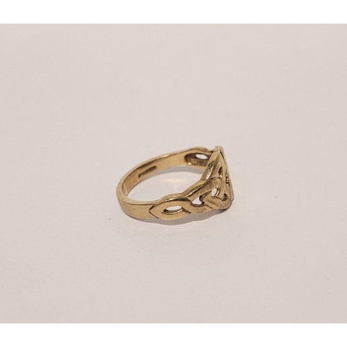 68 - A BEAUTIFUL 9CT GOLD CELTIC RING DECORATED WITH A CELTIC KNOT and marked 375 to the interior, comes ... 