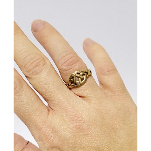 68 - A BEAUTIFUL 9CT GOLD CELTIC RING DECORATED WITH A CELTIC KNOT and marked 375 to the interior, comes ... 