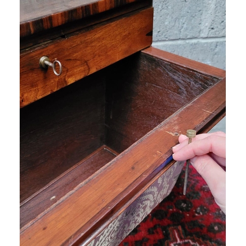 72 - A VERY GOOD QUALITY 19TH CENTURY ROSEWOOD WORK TABLE / LAMP TABLE / SIDE TABLE, the top surface has ... 