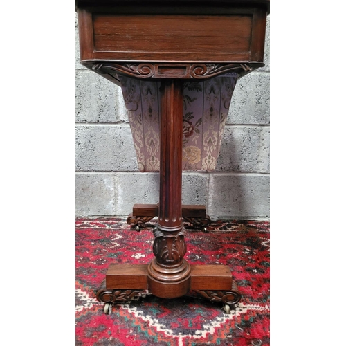 72 - A VERY GOOD QUALITY 19TH CENTURY ROSEWOOD WORK TABLE / LAMP TABLE / SIDE TABLE, the top surface has ... 