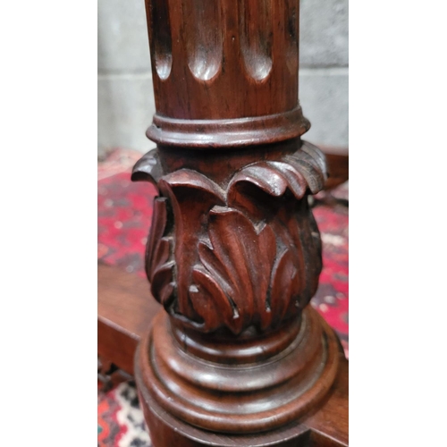 72 - A VERY GOOD QUALITY 19TH CENTURY ROSEWOOD WORK TABLE / LAMP TABLE / SIDE TABLE, the top surface has ... 