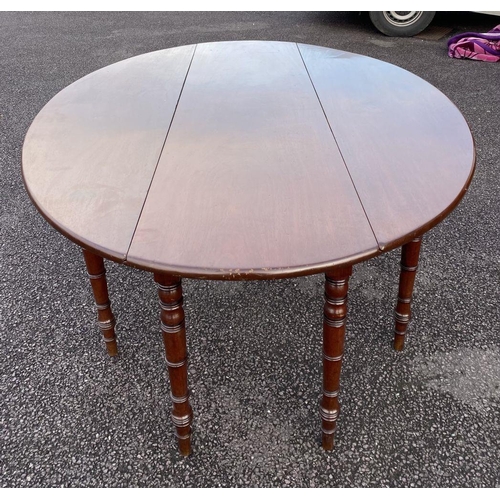 81 - AN IRISH RECENCY PERIOD MAHOGANY HUNTING/WAKES TABLE, the rectangular top with curved ends and D-sha... 