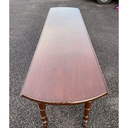 81 - AN IRISH RECENCY PERIOD MAHOGANY HUNTING/WAKES TABLE, the rectangular top with curved ends and D-sha... 