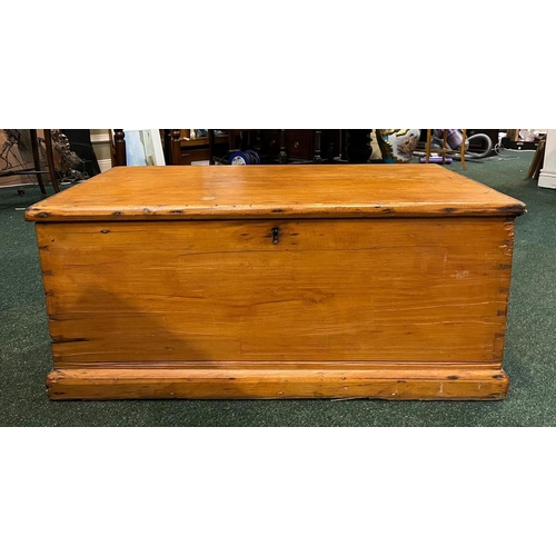 87 - AN IRISH 19TH CENTURY PITCH PINE BLANKET BOX/CHEST, complete with original lock, fitted interior to ... 